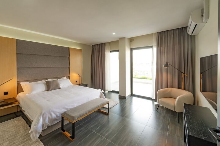 Room 8 of 18