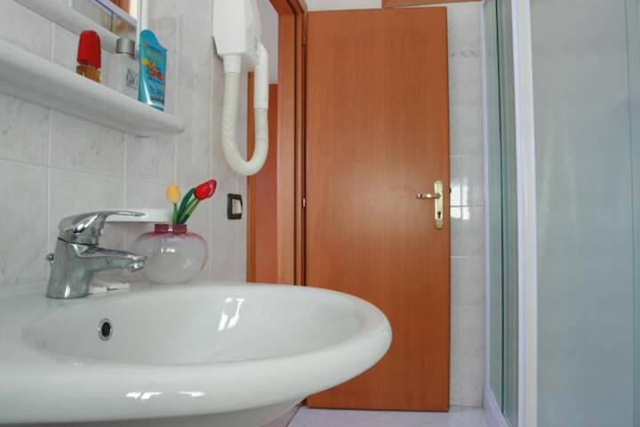 Room 32 of 64