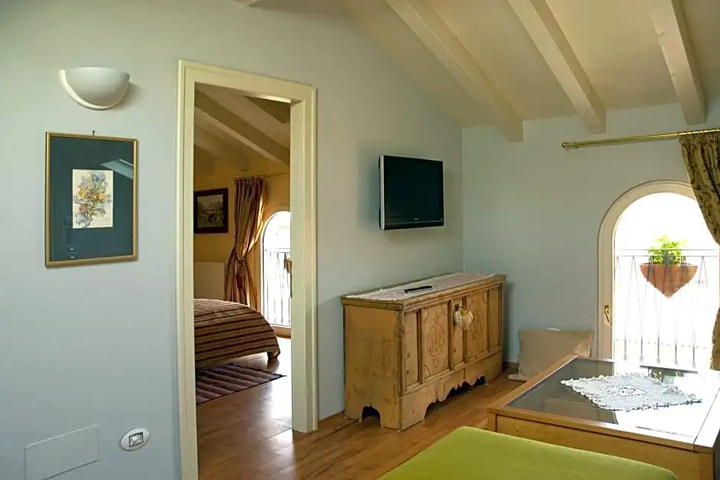 Room 5 of 17