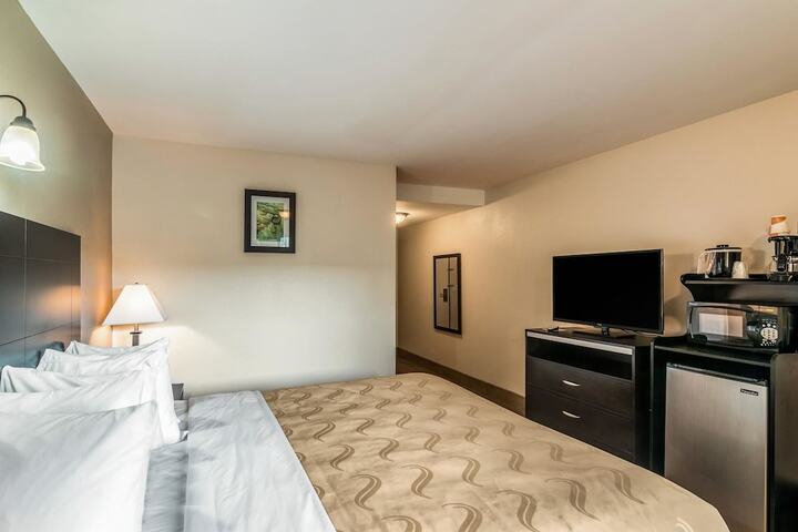 Standard | King Bed (2 of 18)