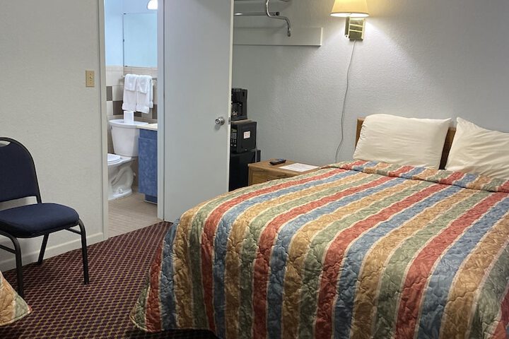 1 Queen Bed (6 of 14)