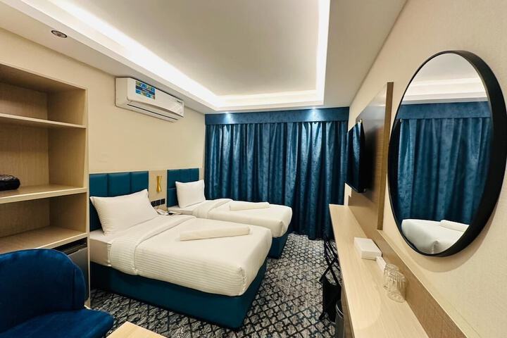 Room 17 of 33