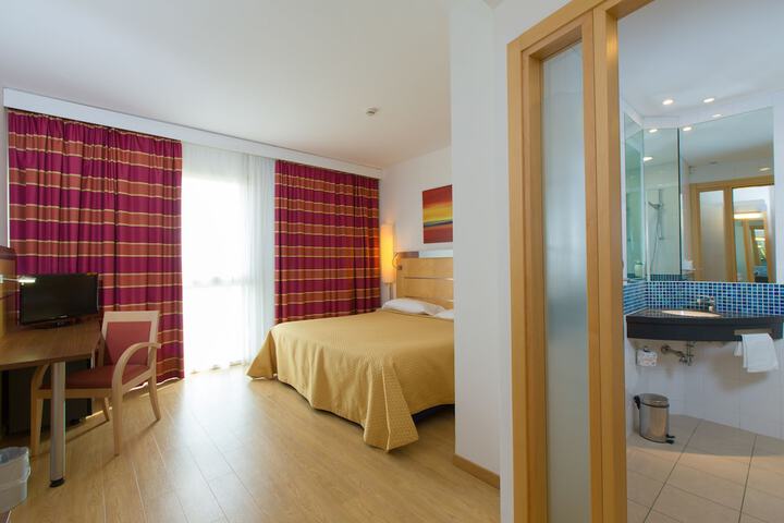 Room 10 of 27