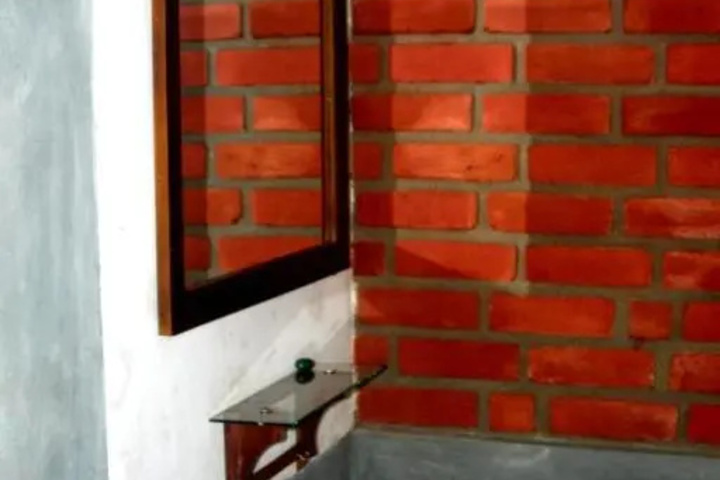 Room 6 of 8