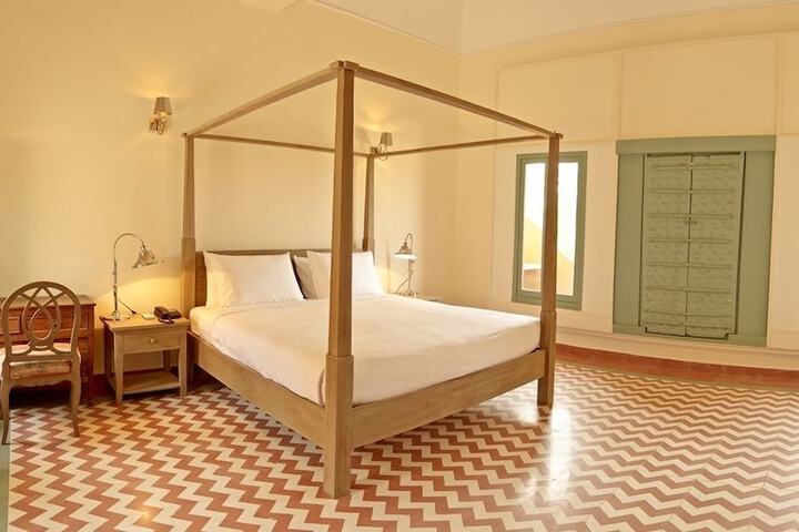 Room 4 of 73