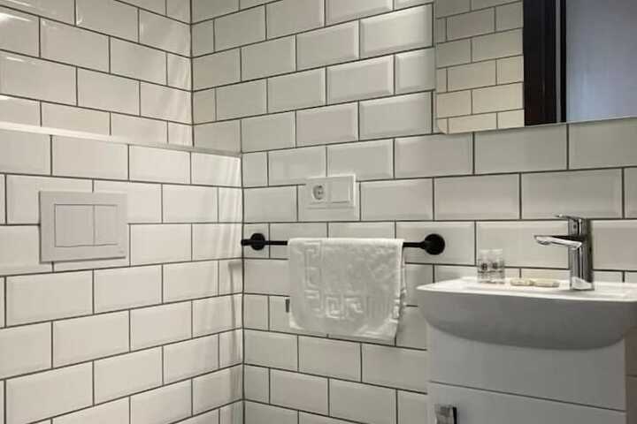 Room 100 of 113