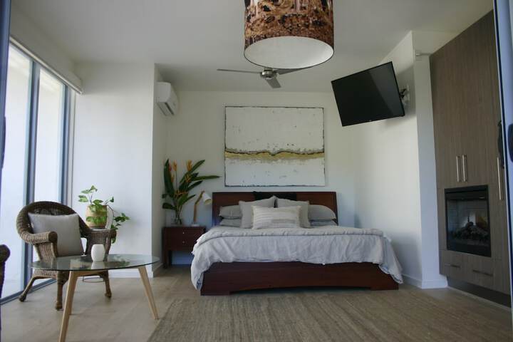 Room 4 of 8