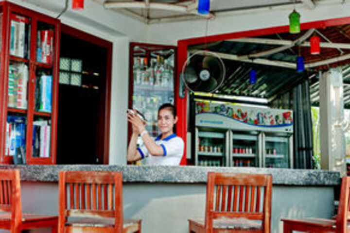 Lounge 35 of 57