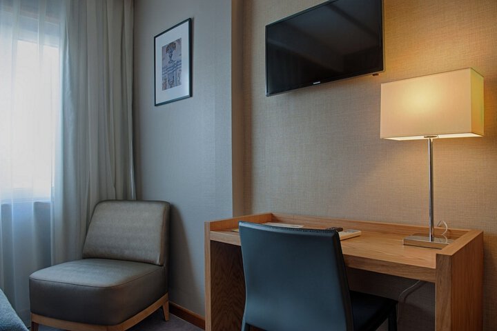 Room 12 of 27