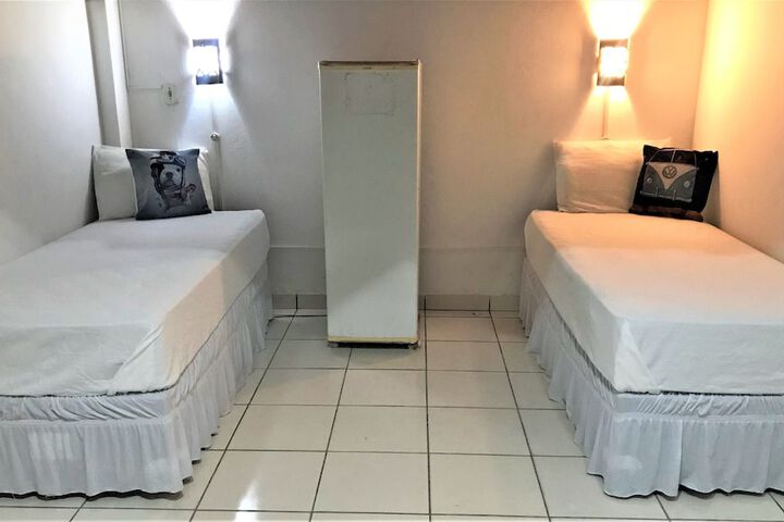 Room 6 of 102