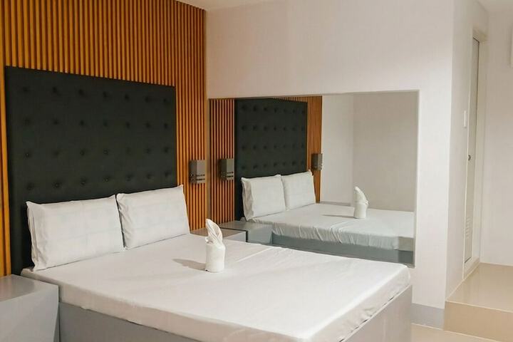 Room 6 of 18