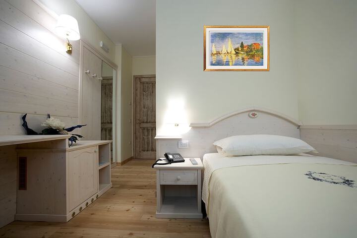 Room 4 of 28