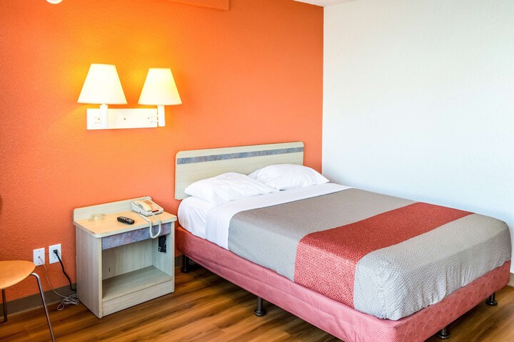 1 Queen Bed (3 of 7)