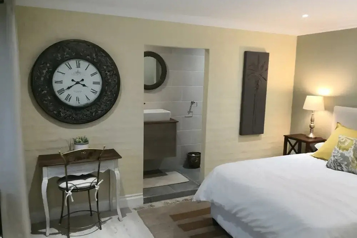 Room 5 of 16