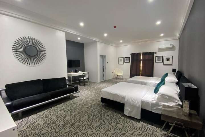 Room 4 of 33