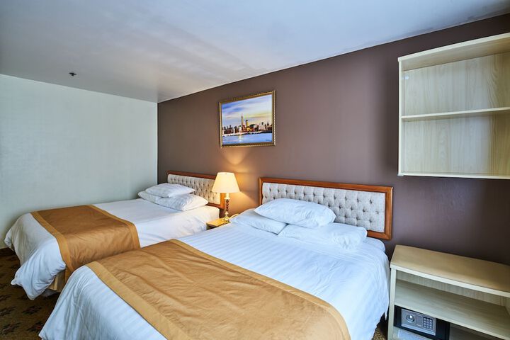 1 Queen Bed (4 of 15)