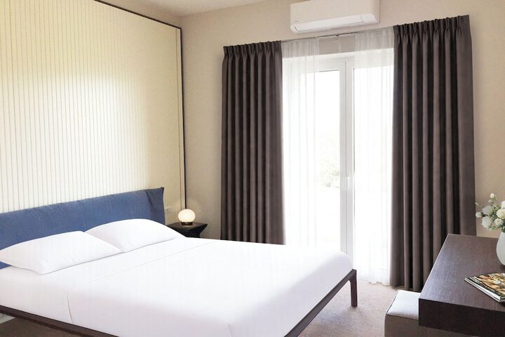 Room 5 of 77