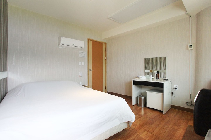 Room 8 of 62
