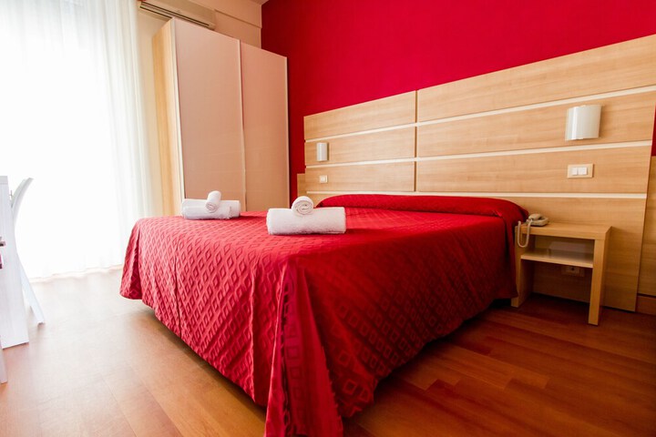 Room 9 of 32