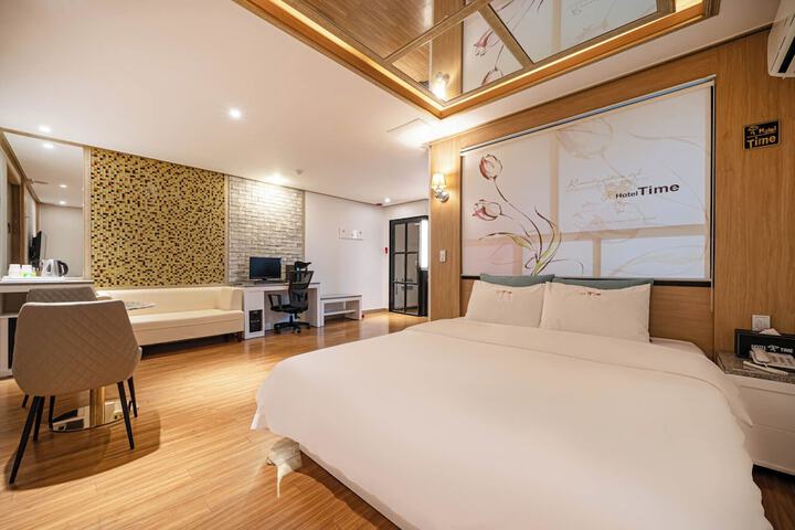 Room 17 of 100