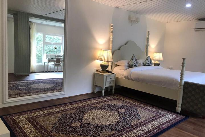 Room 11 of 48
