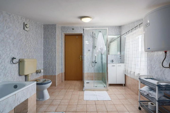 Room 9 of 16