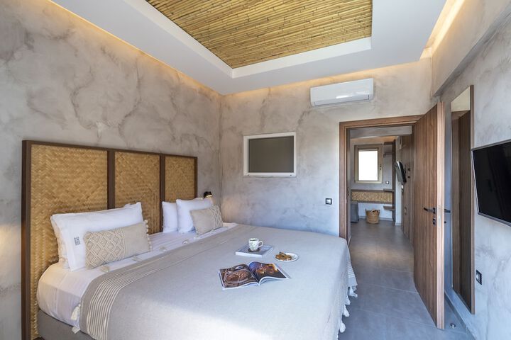 Room 12 of 90