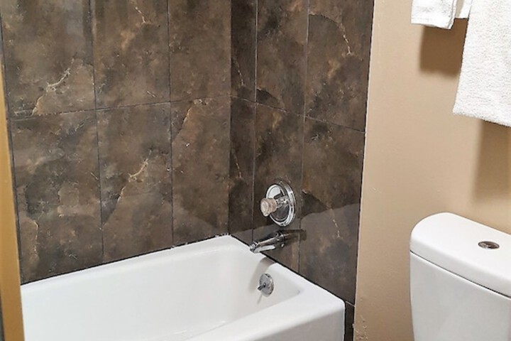 1 Queen Bed (4 of 18)