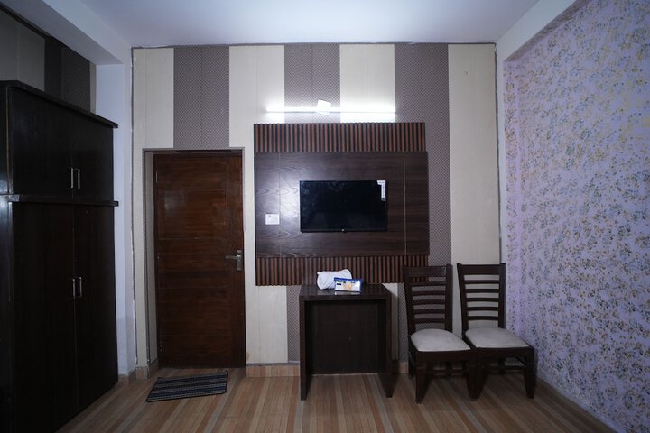 Room 27 of 43