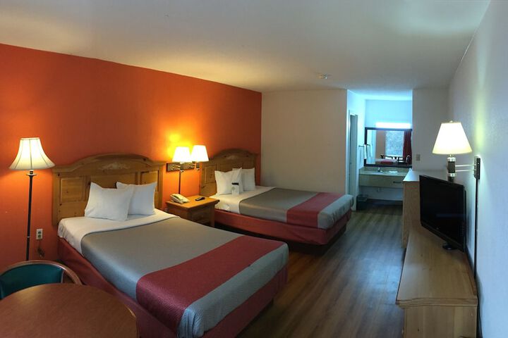 Deluxe Room 2 Double Beds Refrigerator, Microwave (16 of 21)