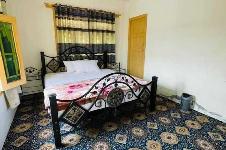 Room 5 of 9