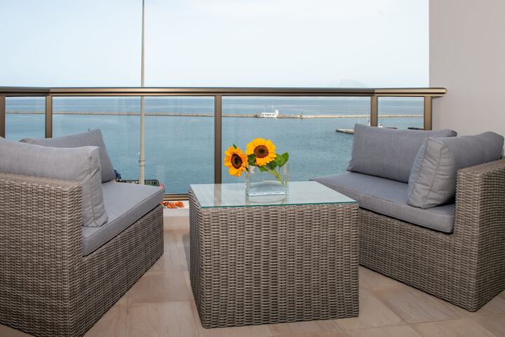 Lounge 40 of 80