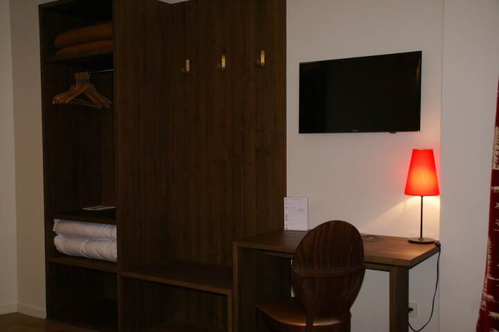 Room 6 of 63