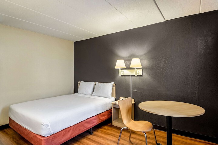 1 Queen Bed (13 of 14)