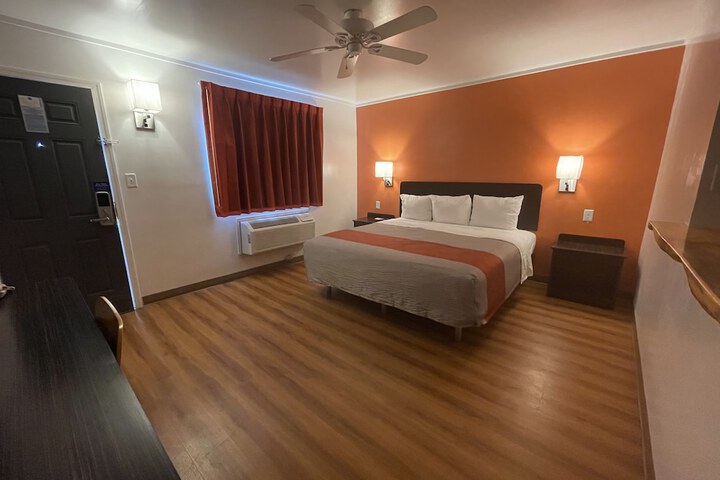 Room 13 of 28