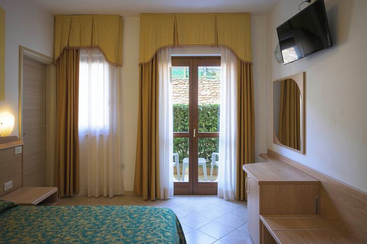 Room 4 of 41
