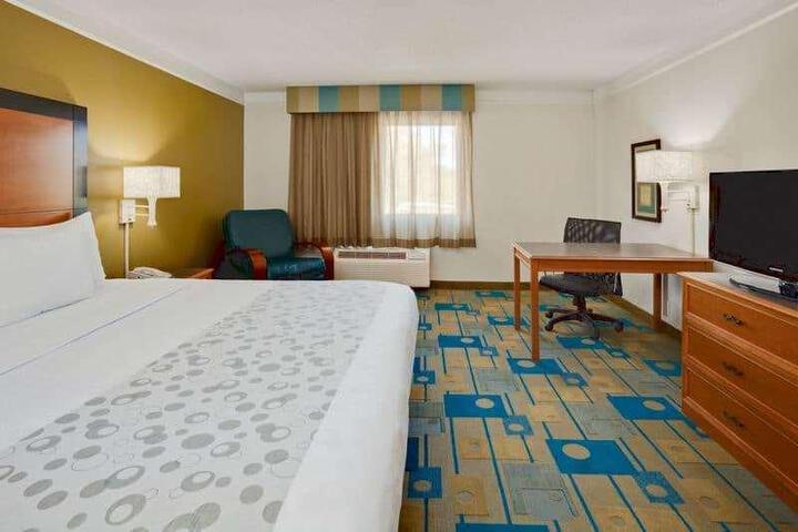2 Double Beds (12 of 13)