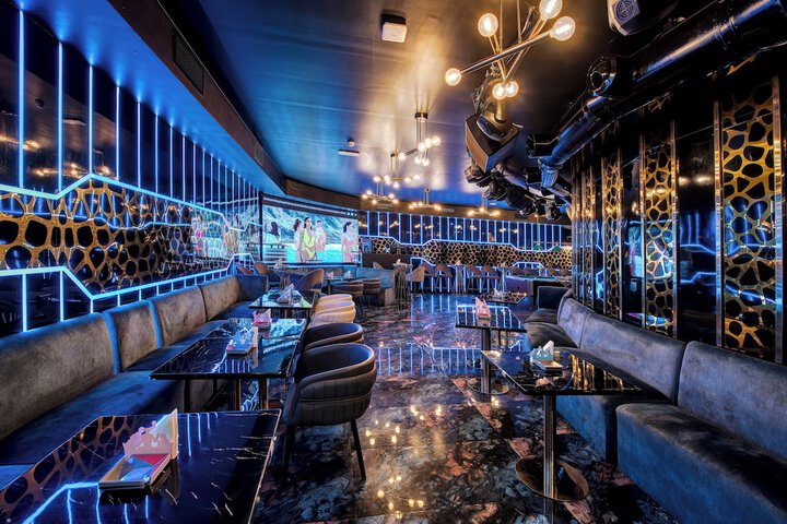 Lounge 26 of 33