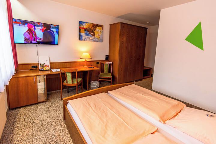 Room 8 of 87