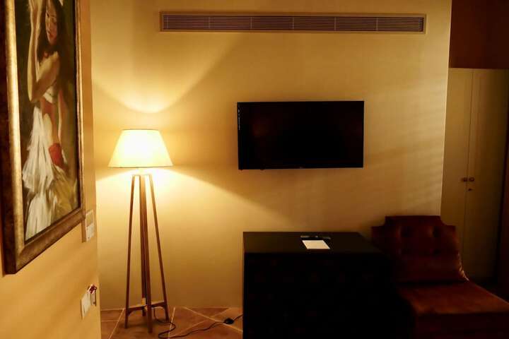 Room 16 of 97