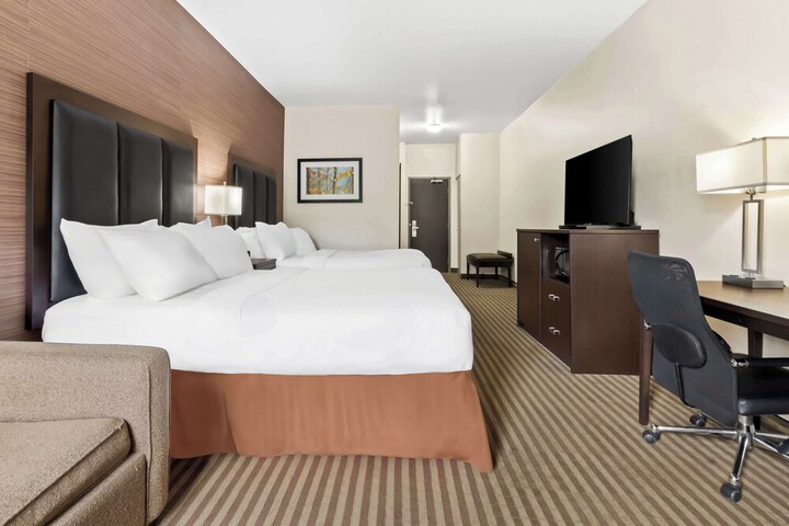 2 Queen Beds Chair Work Desk WiFi, Microwave and Refrigerator Full Breakfast (13 of 14)