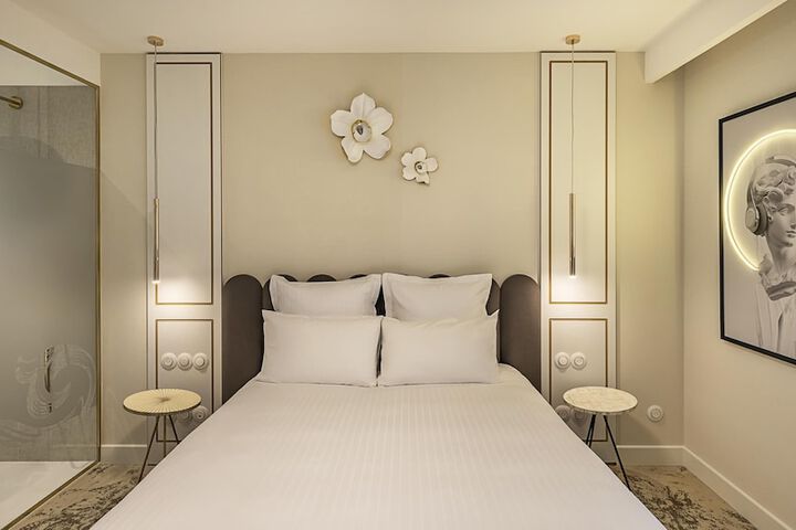 Room 6 of 43