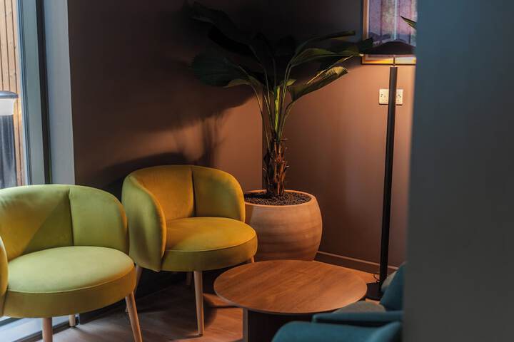 Lounge 32 of 33