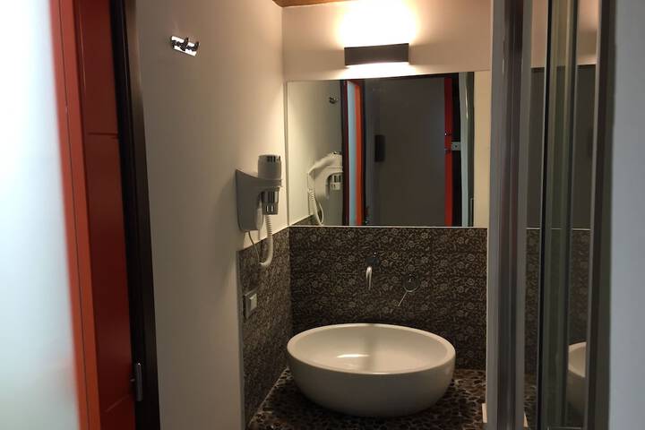 Room 17 of 28