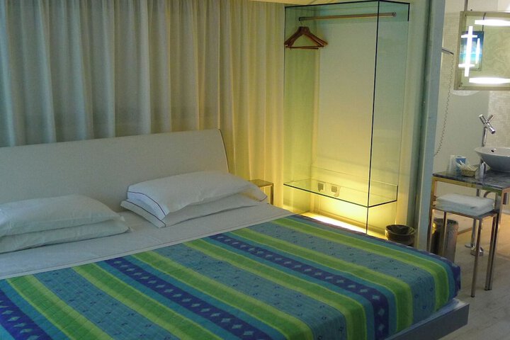 Room 18 of 28