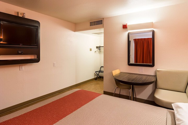 1 Queen Bed (7 of 8)