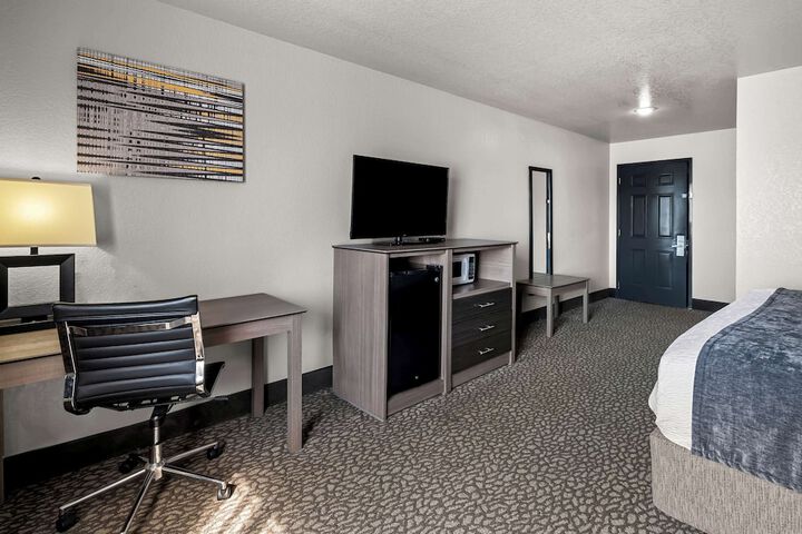 1 King Bed High Speed Internet Micrwave Refridgerator Coffee Maker Full Breakfast (8 of 27)