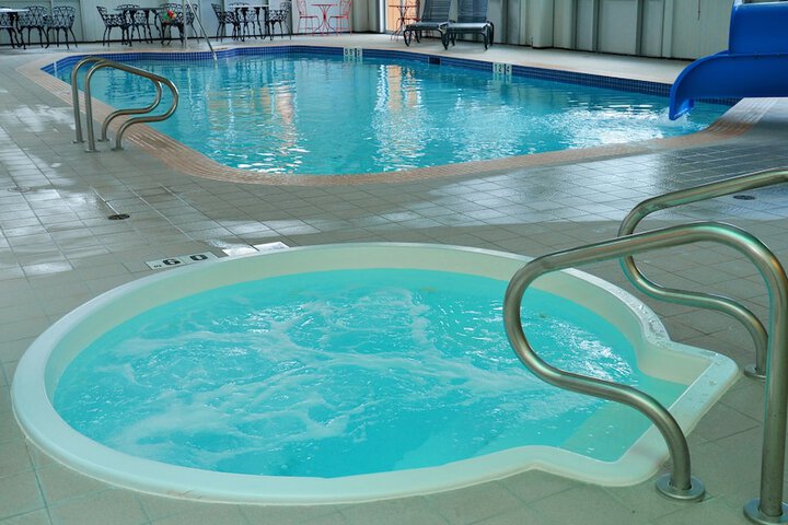 Indoor spa tub