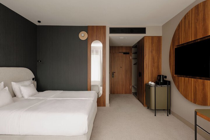 Room 33 of 153