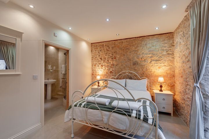 Room 3 of 167